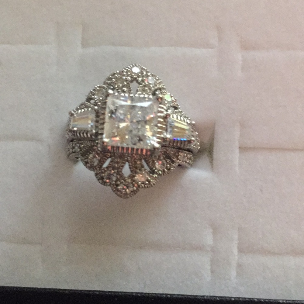 Stunning 925 Sterling Meda  Ring